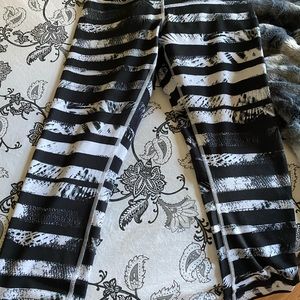 Lululemon Wonder Under Shady Palms Crops, Size 6.